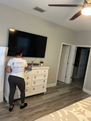 Frantastic team member cleaning a bedroom
